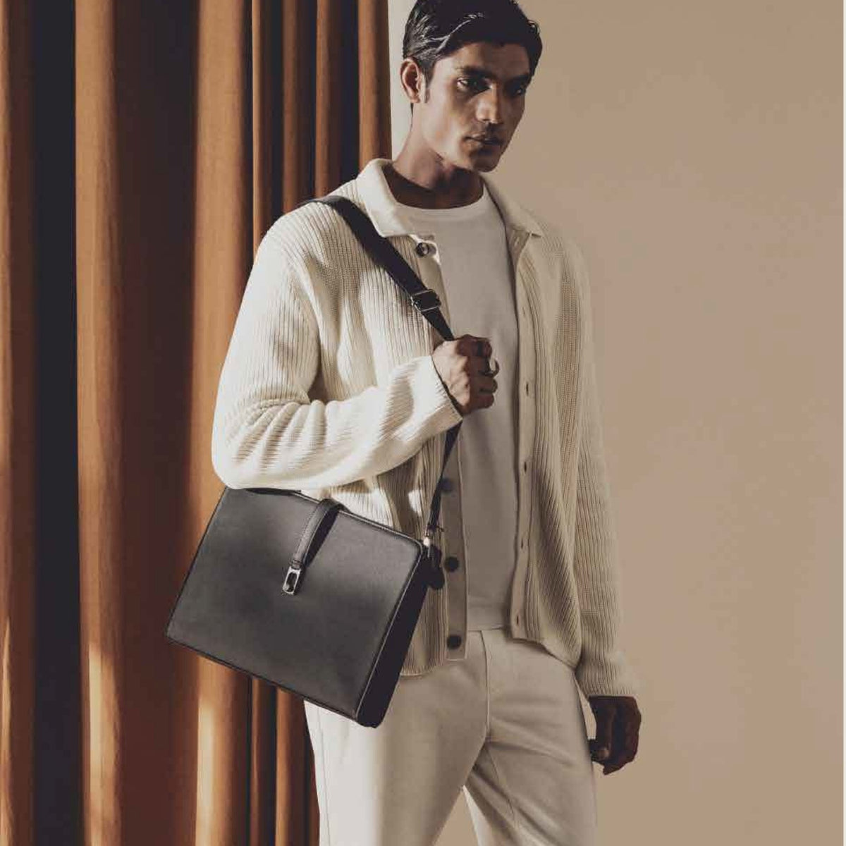 BSV115 - NOOE Hybrid Laptop Bag - lifestyle image
