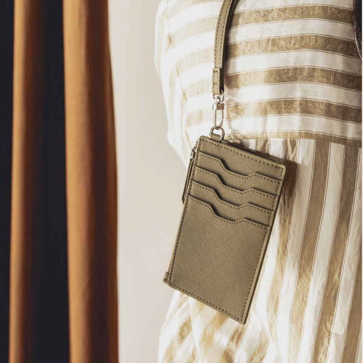 BSV118 - NOOE Okan Zipper Wallet - lifestyle image