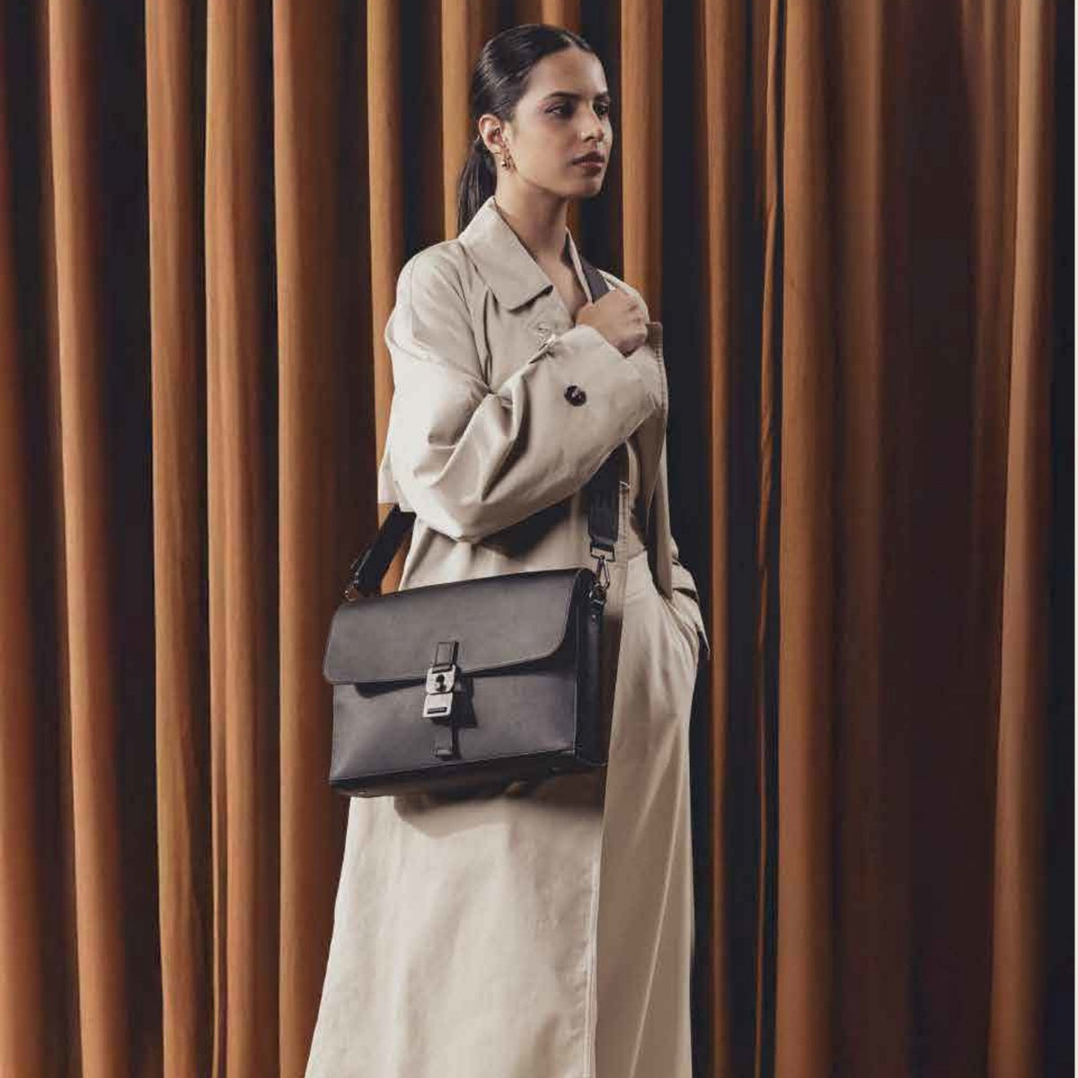 BSV119 - NOOE Frame Messenger - lifestyle image
